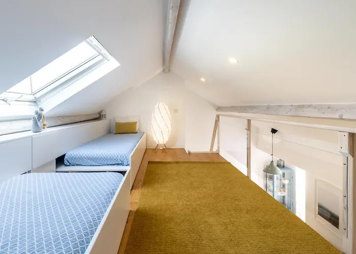 Carol House נאזרה