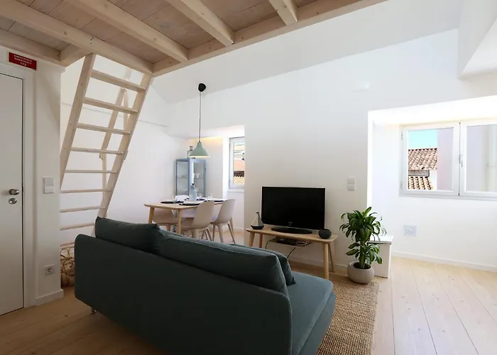 Carol House נאזרה